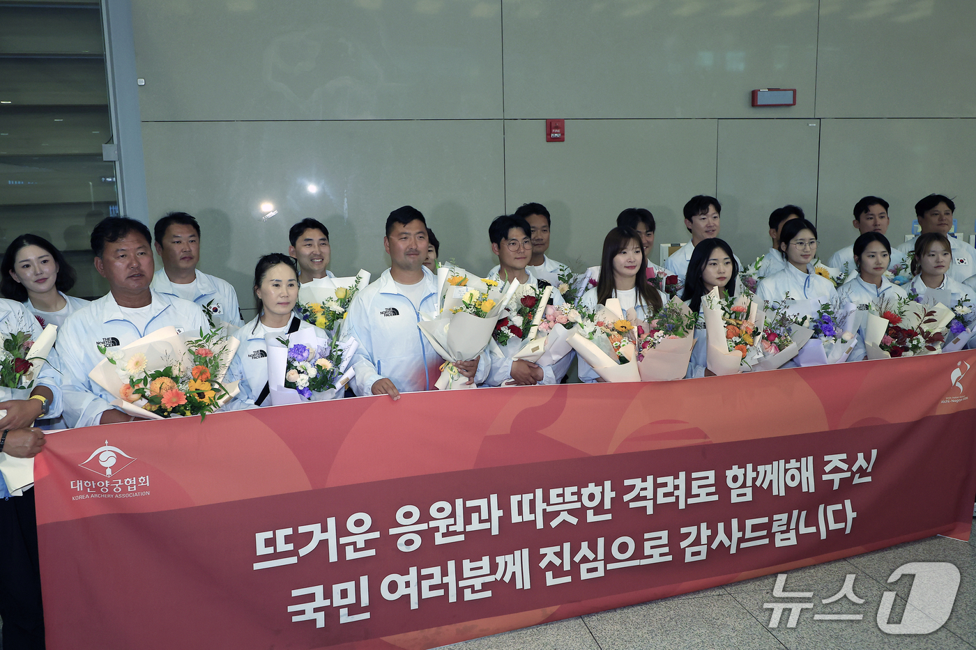 (인천공항=뉴스1) 박정호 기자 = 2026 아이치-나고야 아시안게임에서 금 2개, 은 2개, 동 1개를 차지한 양궁대표팀이 4일 오후 인천국제공항을 통해 귀국해, 기념 촬영을 하 …
