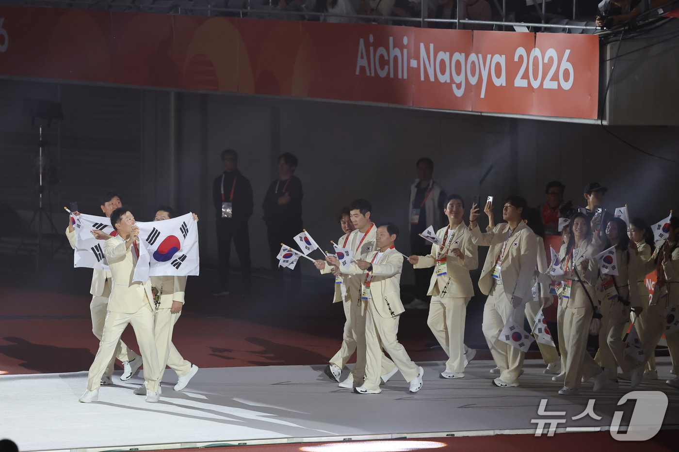 (나고야=뉴스1) 김도우 기자 = 대한민국 선수단이 4일 오후 일본 나고야 팔로마 미즈호 스타디움에서 열린 2026 아이치·나고야 아시안게임 폐회식에 입장하고 있다. 2026.10 …