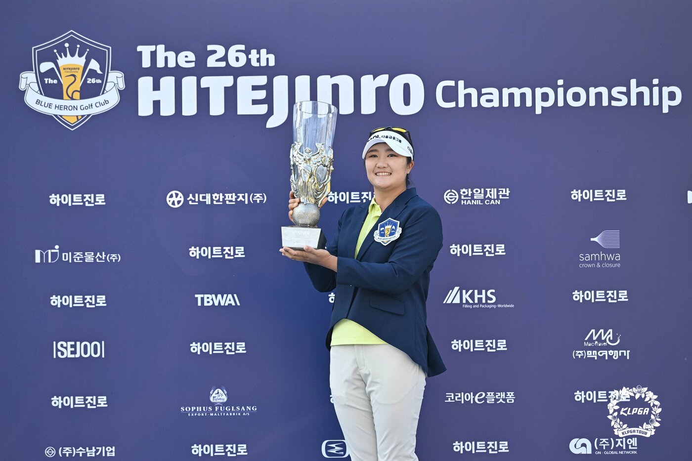 본문 이미지 - 유해란이 4일 KLPGA 하이트진로 챔피언십에서 우승한 뒤 우승 트로피를 들고 기념 촬영하고 있다. (KLPGA 제공. 재판매 및 DB 금지)