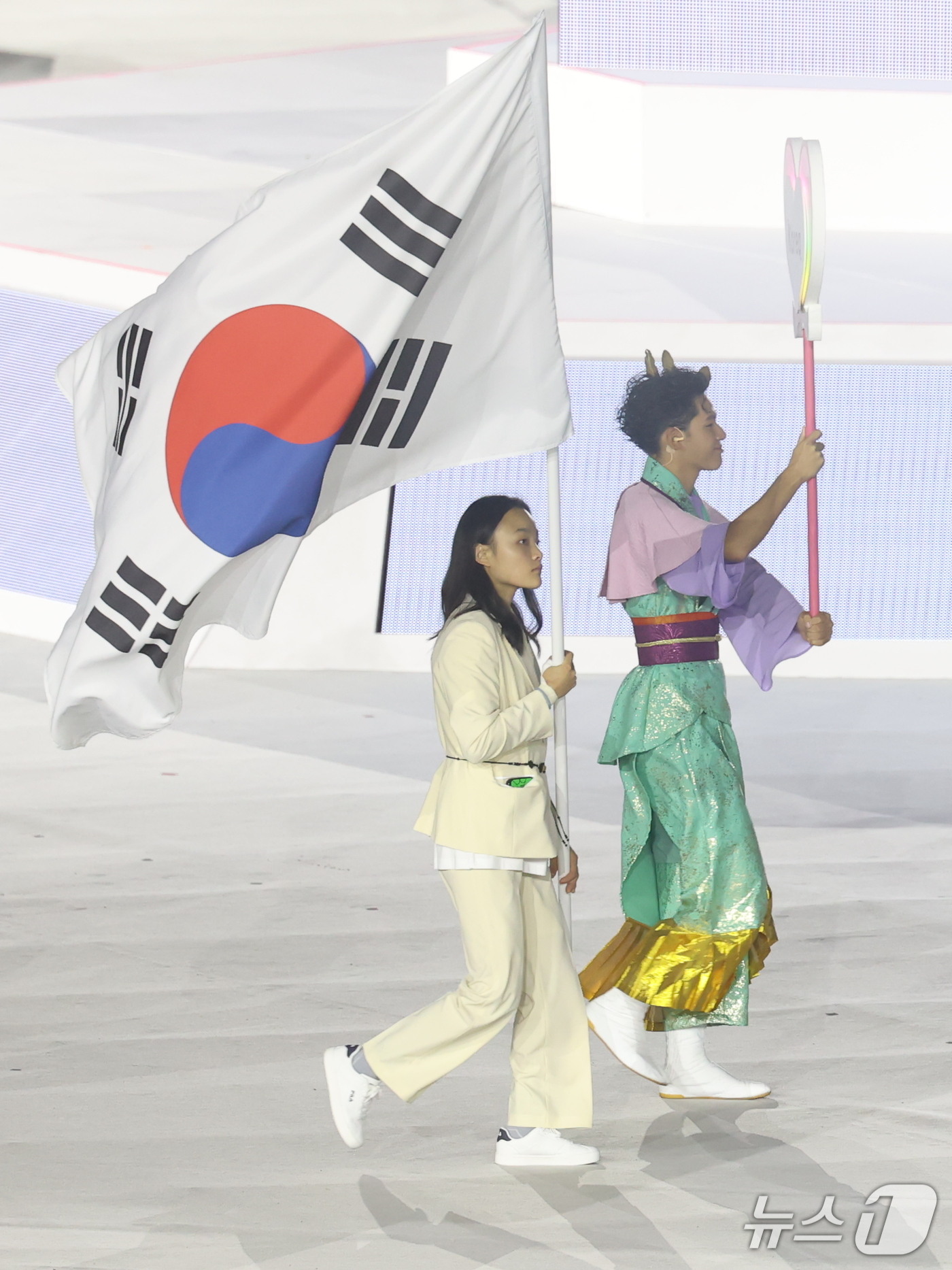 (나고야=뉴스1) 김민지 기자 = 대한민국 선수단 기수인 클라이밍 서채현이 4일 오후 일본 나고야 팔로마 미즈호 스타디움에서 열린 2026 아이치·나고야 아시안게임 폐회식에 입장하 …