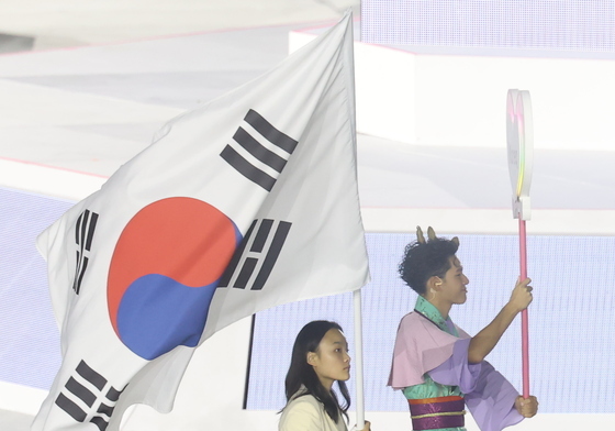 스포츠 클라이밍 서채현, 태극기 들고 입장