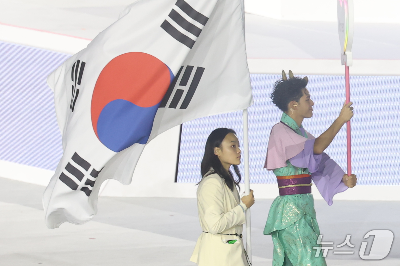 (나고야=뉴스1) 김민지 기자 = 대한민국 선수단 기수인 클라이밍 서채현이 4일 오후 일본 나고야 팔로마 미즈호 스타디움에서 열린 2026 아이치·나고야 아시안게임 폐회식에 입장하 …