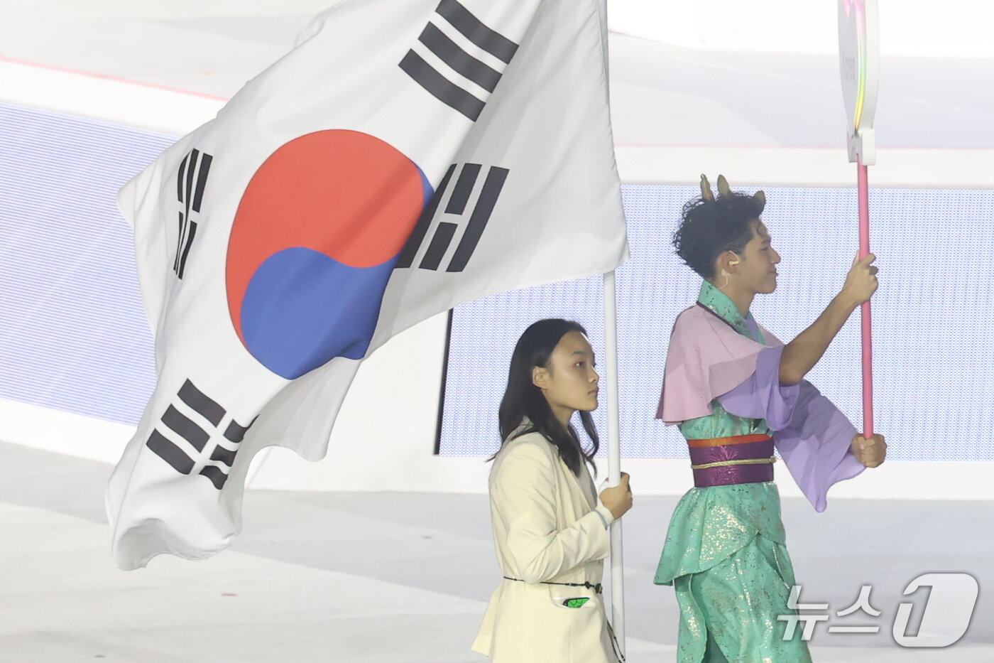 본문 이미지 - 대한민국 선수단 기수인 클라이밍 서채현이 4일 오후 일본 나고야 팔로마 미즈호 스타디움에서 열린 2026 아이치·나고야 아시안게임 폐회식에 입장하고 있다. 2026.10.4 ⓒ 뉴스1 김민지 기자