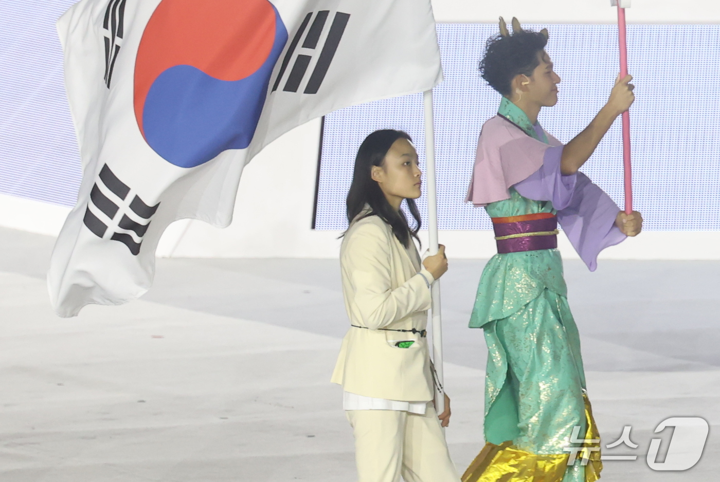 (나고야=뉴스1) 김민지 기자 = 대한민국 선수단 기수인 클라이밍 서채현이 4일 오후 일본 나고야 팔로마 미즈호 스타디움에서 열린 2026 아이치·나고야 아시안게임 폐회식에 입장하 …