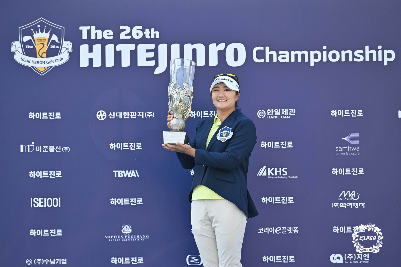 (서울=뉴스1) 박지혜 기자 = 유해란이 4일 경기 여주시 블루헤런 골프클럽에서 열린 '제26회 하이트진로 챔피언십' 파이널 라운드에서 우승을 확정한 뒤 트로피를 들어보이고 있다. …