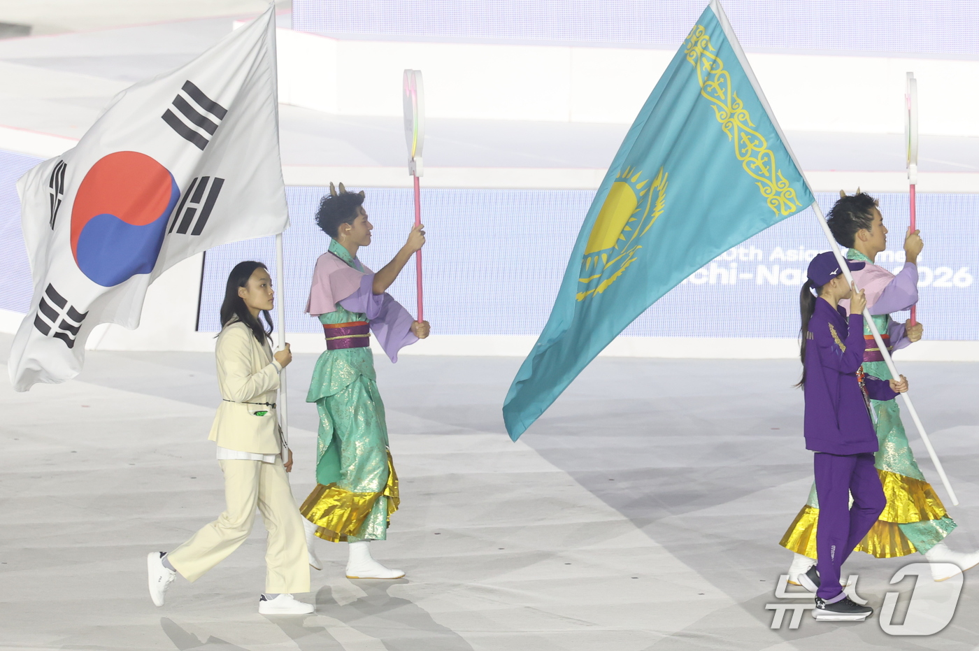 (나고야=뉴스1) 김민지 기자 = 대한민국 선수단 기수인 클라이밍 서채현이 4일 오후 일본 나고야 팔로마 미즈호 스타디움에서 열린 2026 아이치·나고야 아시안게임 폐회식에 입장하 …