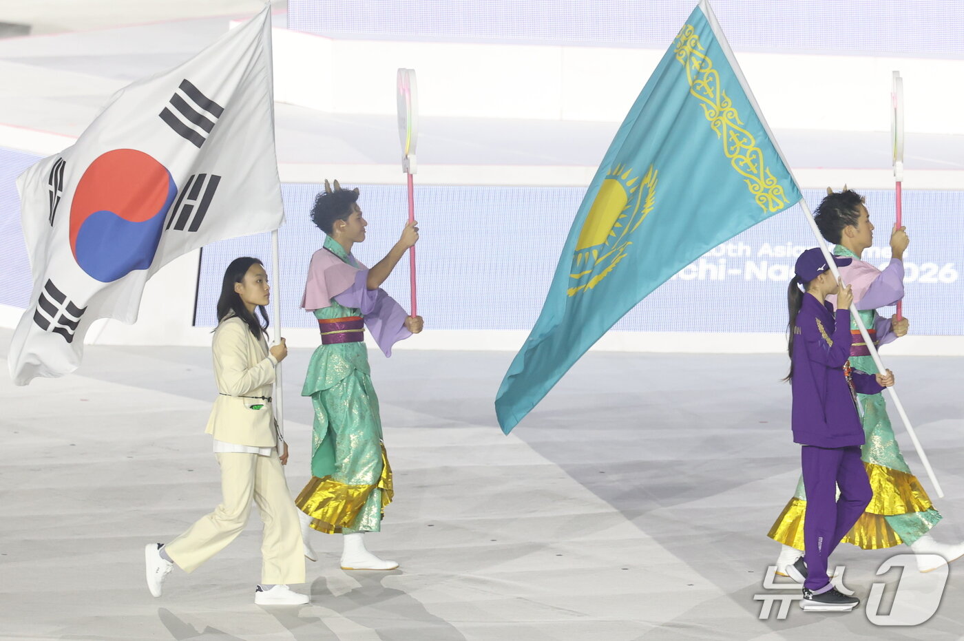 본문 이미지 - 대한민국 선수단 기수인 클라이밍 서채현이 4일 오후 일본 나고야 팔로마 미즈호 스타디움에서 열린 2026 아이치·나고야 아시안게임 폐회식에 입장하고 있다. 2026.10.4 ⓒ 뉴스1 김민지 기자