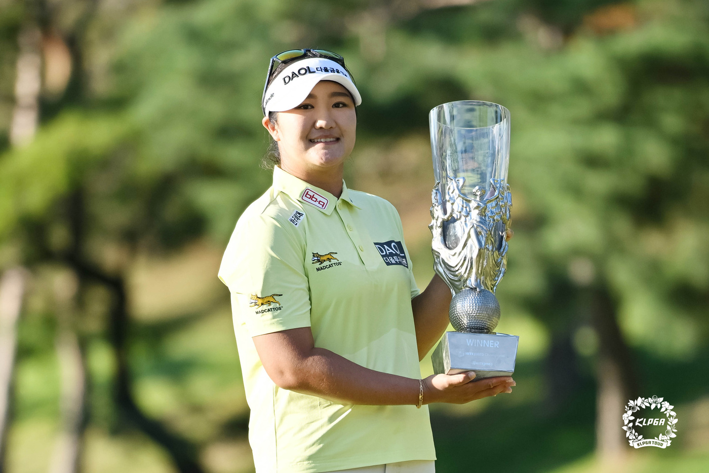 (서울=뉴스1) 박지혜 기자 = 유해란이 4일 경기 여주시 블루헤런 골프클럽에서 열린 '제26회 하이트진로 챔피언십' 파이널 라운드에서 우승을 확정한 뒤 트로피를 들어보이고 있다. …