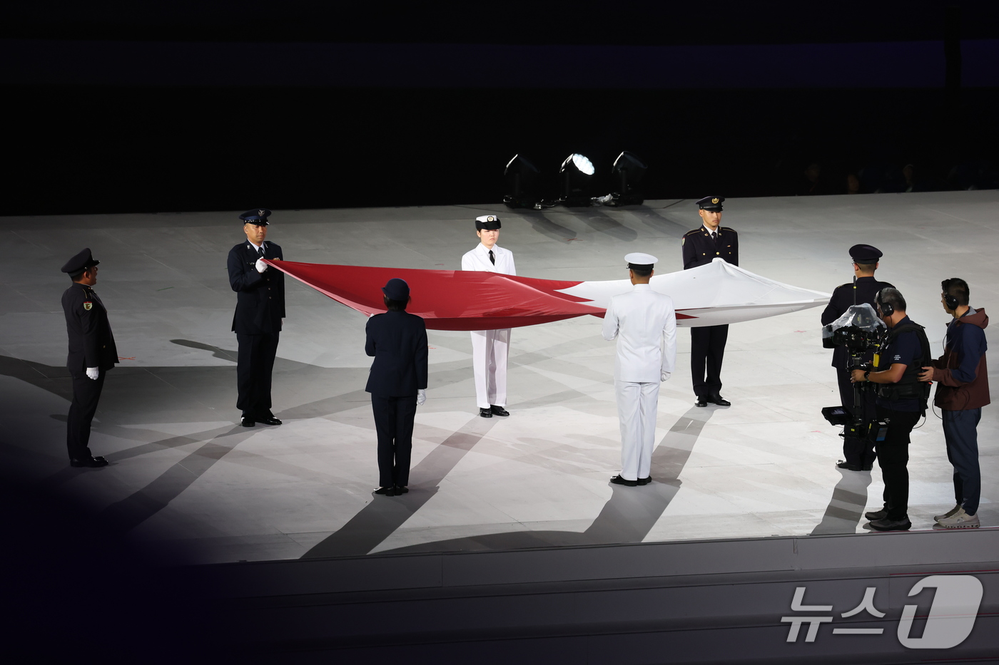 (나고야=뉴스1) 김민지 기자 = 4일 오후 일본 나고야 팔로마 미즈호 스타디움에서 열린 2026 아이치·나고야 아시안게임 폐회식에서 차기 개최지인 카타르의 국기가 게양될 준비를 …