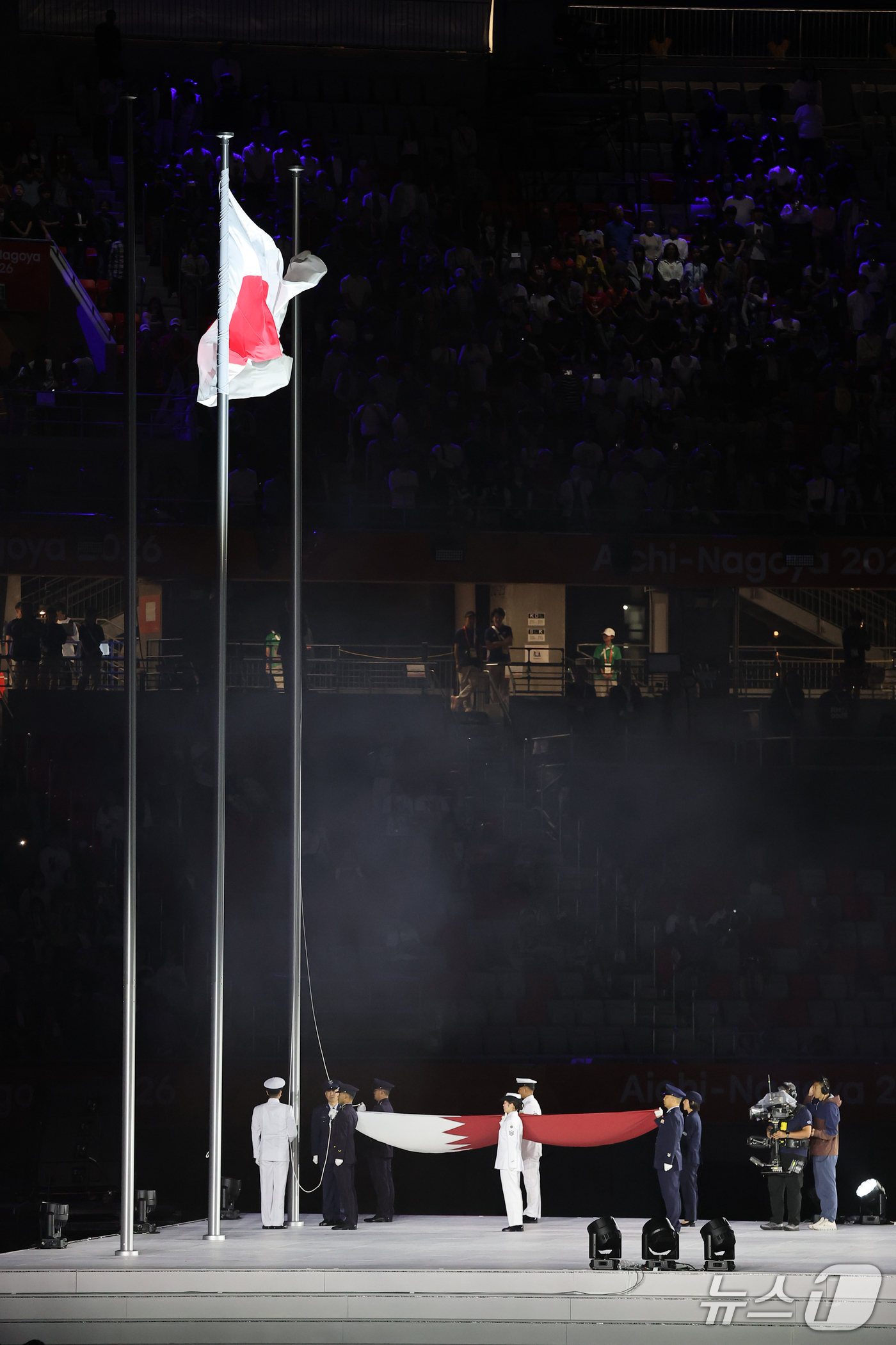 (나고야=뉴스1) 김도우 기자 = 4일 오후 일본 나고야 팔로마 미즈호 스타디움에서 열린 2026 아이치·나고야 아시안게임 폐회식에서 차기 개최지인 카타르의 국기가 게양될 준비를 …
