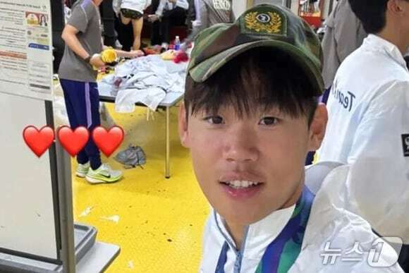 본문 이미지 - 아아치 나고야 아시안게임 축구 국가대표 박승수 선수가 전역모를 쓰고 있다.(박승수 선수 sns)2026.10.5/뉴스1