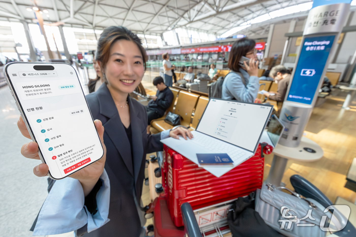 (서울=뉴스1) = KT Japan(법인장 박찬범)이 일본 장기 체류 예정인 국내 고객을 대상으로 출국 전 여권만으로 일본 전화번호를 한국어로 신청할 수 있는 알뜰폰(MVNO) 서 …