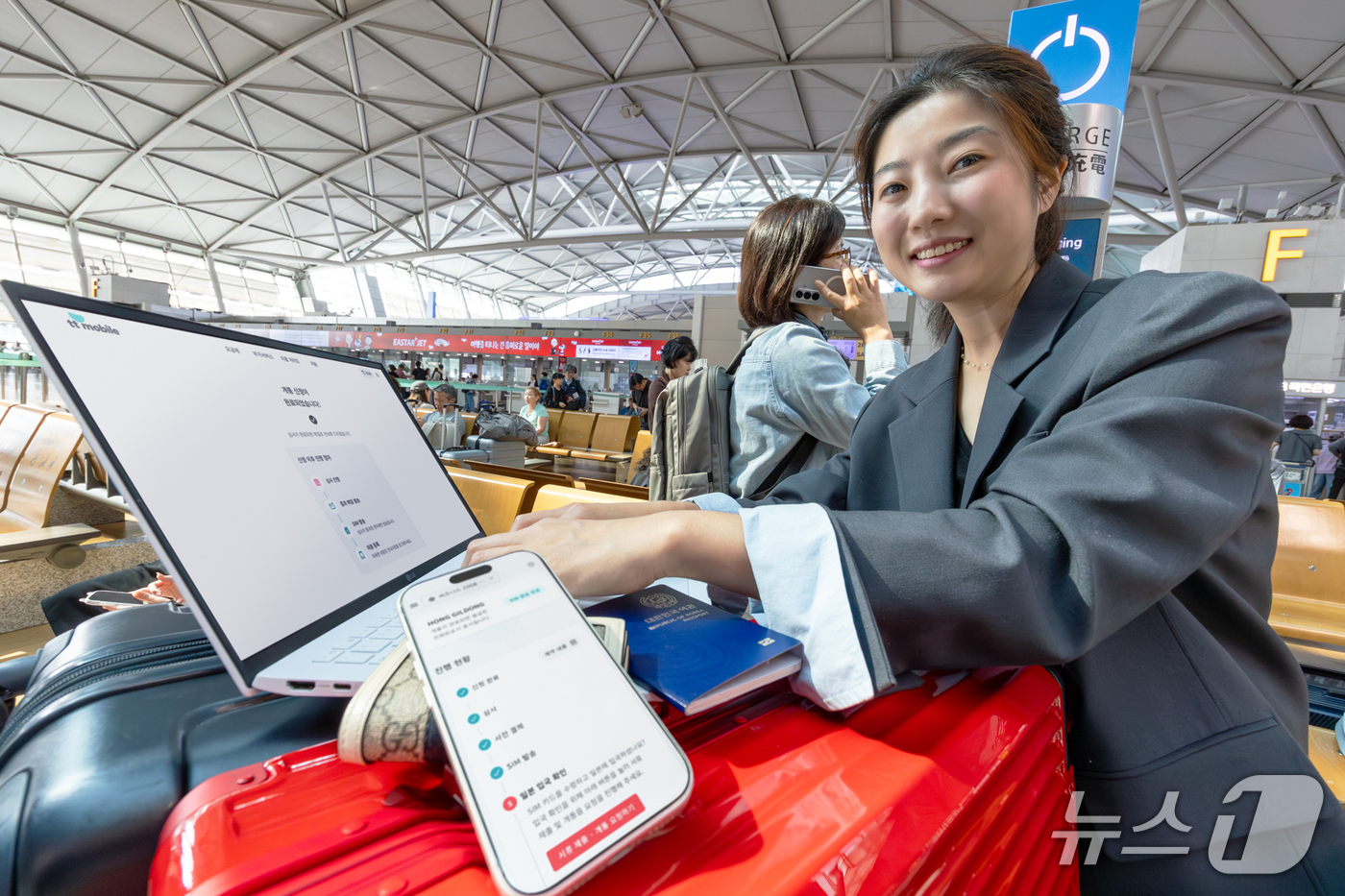 (서울=뉴스1) = KT Japan(법인장 박찬범)이 일본 장기 체류 예정인 국내 고객을 대상으로 출국 전 여권만으로 일본 전화번호를 한국어로 신청할 수 있는 알뜰폰(MVNO) 서 …