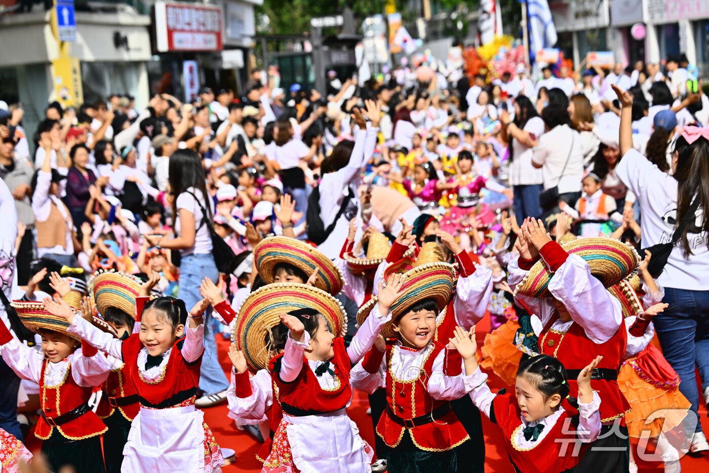 본문 이미지 - 설악문화제 퍼레이드 현장.(속초시 제공. 재판매 및 DB 금지) 2026.10.5/뉴스1