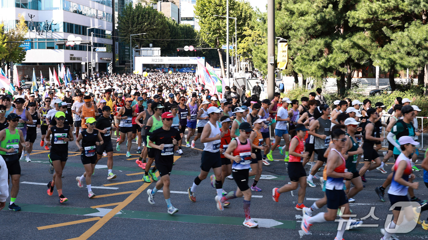 (서울=뉴스1) 구윤성 기자 = 5일 서울 강남구 봉은사로 일대에서 열린 제23회 강남국제평화마라톤에서 참가자들이 힘차게 출발하고 있다. 2026.10.5/뉴스1
