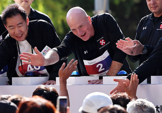 마라톤 참가자 격려하는 힐버트 주한 미8군 사령관