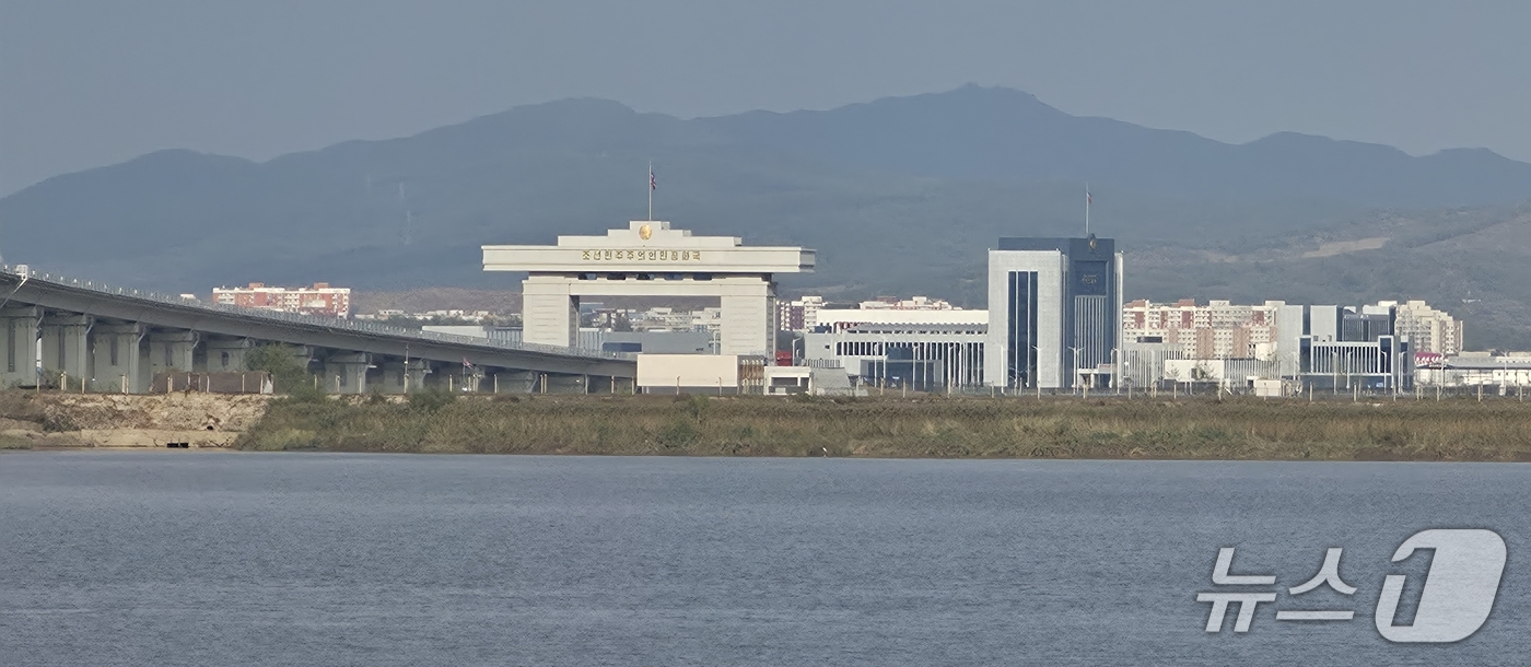 (단둥=뉴스1) 노민호 특파원 = 4일 중국 랴오닝성 단둥에서 압록강 너머로 바라본 신압록강대교 북한 측 세관 일대. 출입문 위에는 '조선민주주의인민공화국'이라는 글자가 적혀 있다 …