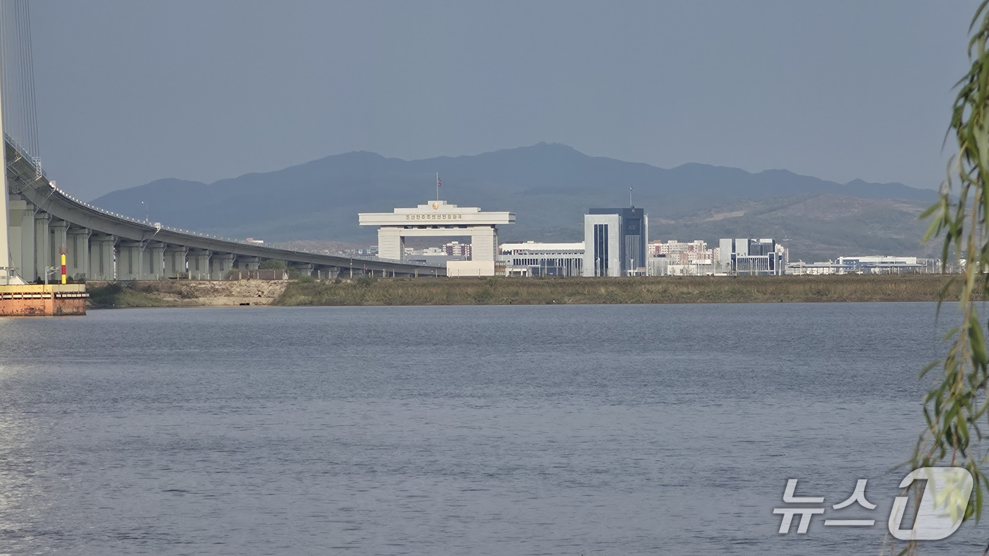 (단둥=뉴스1) 노민호 특파원 = 4일 중국 랴오닝성 단둥에서 바라본 신압록강대교 북한 측 연결도로와 세관 시설. 압록강을 건넌 교량이 북한 측 출입문으로 이어지고 있다. 2026 …