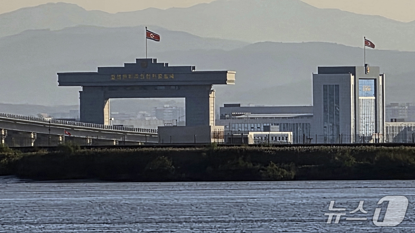 (단둥=뉴스1) 노민호 특파원 = 5일 중국 랴오닝성 단둥에서 바라본 신압록강대교 북한 측 세관 일대에 인공기가 휘날리고 있다. 2026.10.5