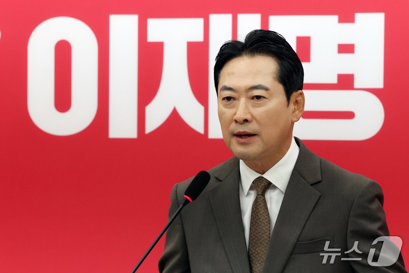 본문 이미지 - 장동혁 국민의힘 대표가 5일 오전 서울 여의도 국회에서 비무장지대(DMZ) 지뢰 폭발 사건과 중대범죄수사청 인사 논란 등 현안 관련 기자회견을 하고 있다. 2026.10.5 ⓒ 뉴스1 황기선 기자