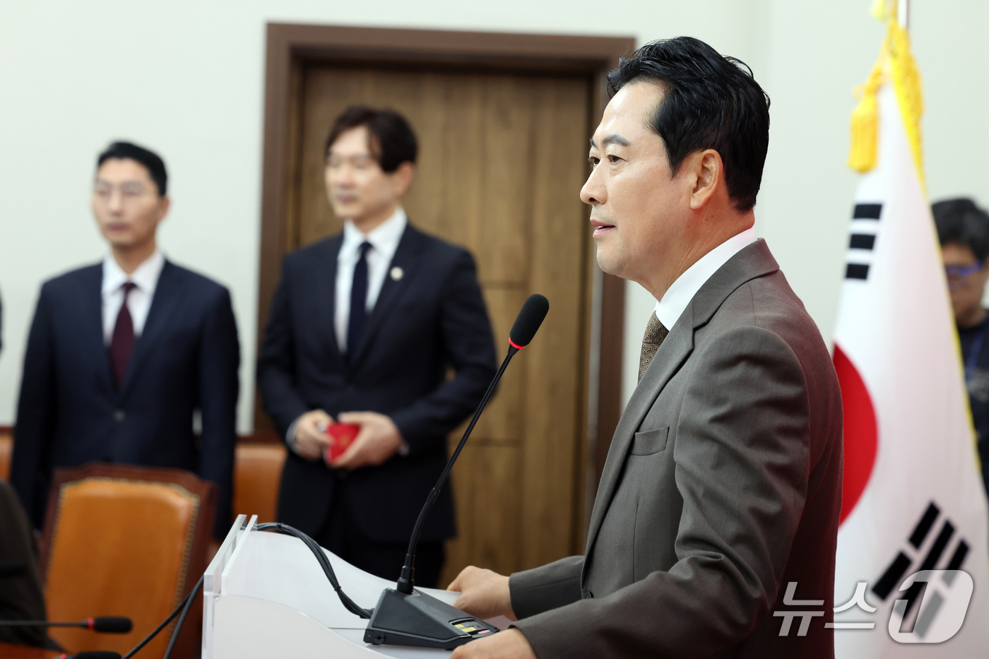 (서울=뉴스1) 황기선 기자 = 장동혁 국민의힘 대표가 5일 오전 서울 여의도 국회에서 비무장지대(DMZ) 지뢰 폭발 사건과 중대범죄수사청 인사 논란 등 현안 관련 기자회견을 하고 …
