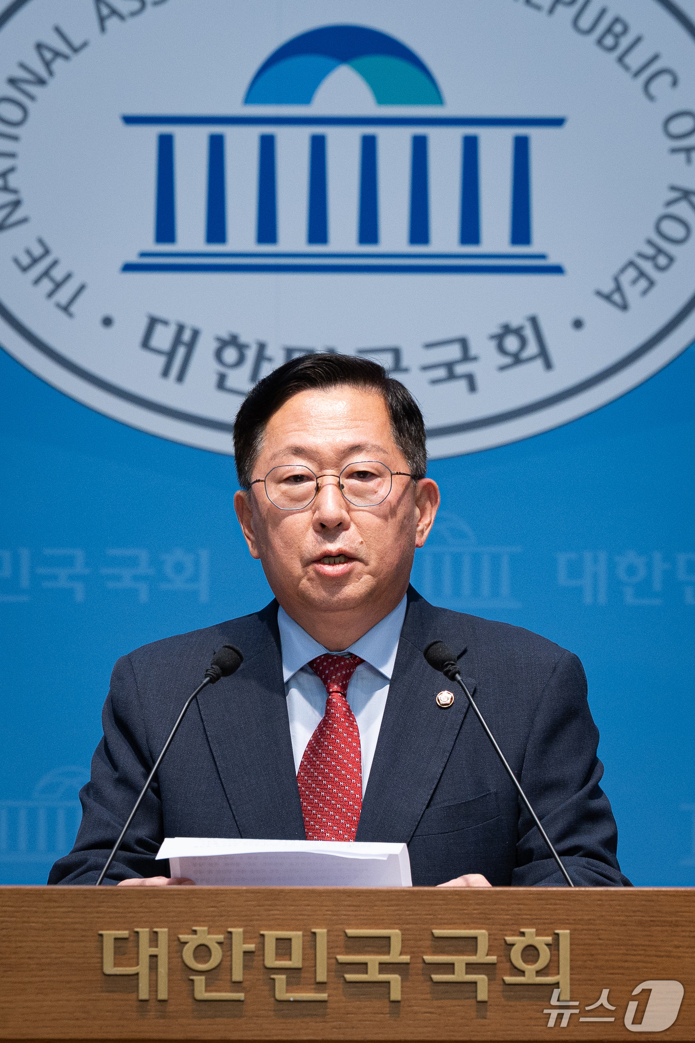 (서울=뉴스1) 유승관 기자 = 유용원 국민의힘 의원이 5일 서울 여의도 국회 소통관에서 북한의 MDL 이남 추가 침범 징후 관련 기자회견을 하고 있다. 2026.10.5/뉴스1