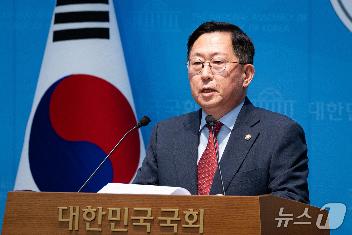 (서울=뉴스1) 유승관 기자 = 유용원 국민의힘 의원이 5일 서울 여의도 국회 소통관에서 북한의 MDL 이남 추가 침범 징후 관련 기자회견을 하고 있다. 2026.10.5/뉴스1