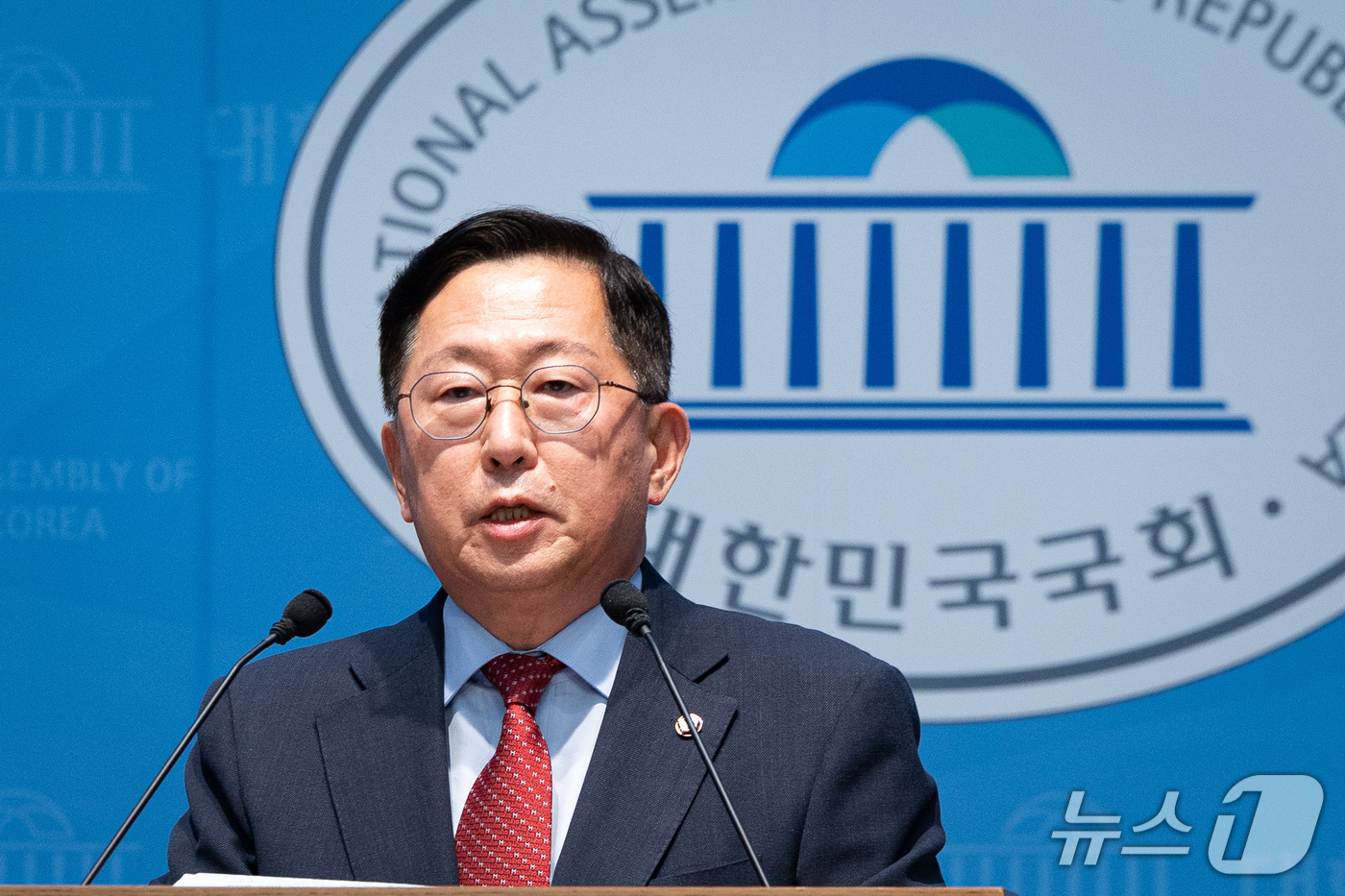 (서울=뉴스1) 유승관 기자 = 유용원 국민의힘 의원이 5일 서울 여의도 국회 소통관에서 북한의 MDL 이남 추가 침범 징후 관련 기자회견을 하고 있다. 2026.10.5/뉴스1