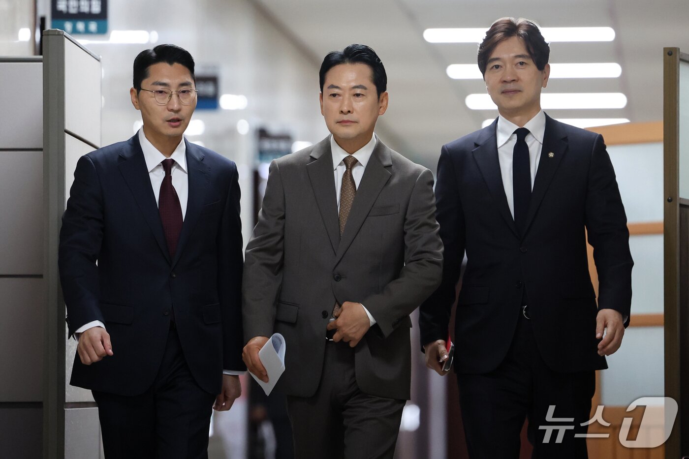 본문 이미지 - 장동혁 국민의힘 대표가 5일 오전 서울 여의도 국회에서 비무장지대(DMZ) 지뢰 폭발 사건과 중대범죄수사청 인사 논란 등 현안 관련 기자회견을 위해 이동하고 있다. 2026.10.5 ⓒ 뉴스1 황기선 기자