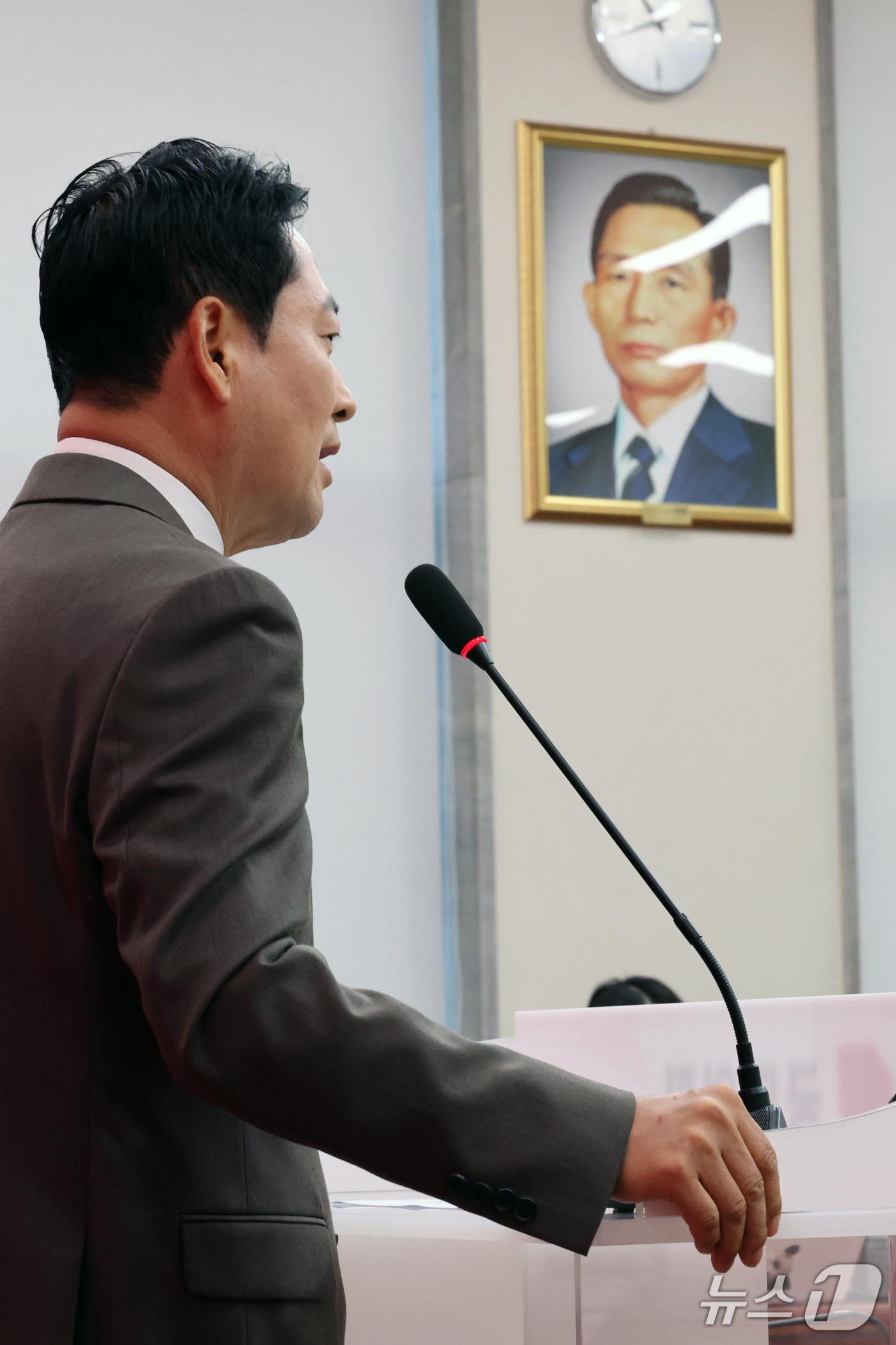 (서울=뉴스1) 황기선 기자 = 장동혁 국민의힘 대표가 5일 오전 서울 여의도 국회에서 비무장지대(DMZ) 지뢰 폭발 사건과 중대범죄수사청 인사 논란 등 현안 관련 기자회견을 하고 …