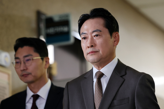 기자회견 위해 발걸음 옮기는 장동혁 대표