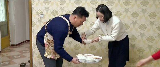 본문 이미지 - 조선중앙TV를 통해 방영된 북한의 인기 드라마 '백학벌의 새봄' . 