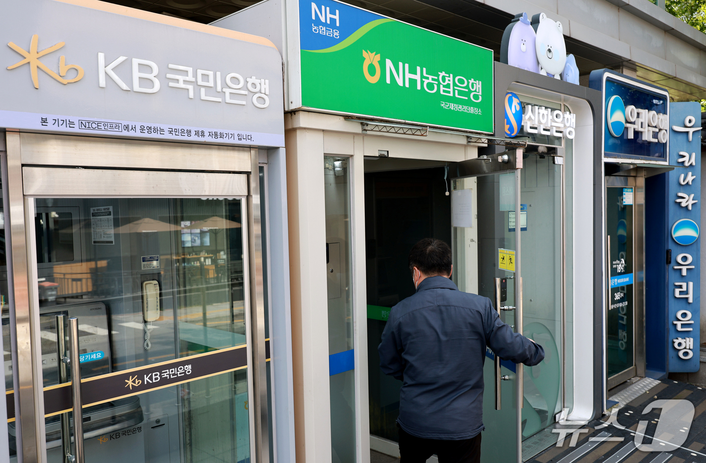 (서울=뉴스1) 이호윤 기자 = 5일 금융권에 따르면 신한은행과 KB국민은행, 하나은행 등 시중은행에 이어 BNK부산은행, 웰컴저축은행, 예가람저축은행, 현대캐피탈 등 제2금융권에 …