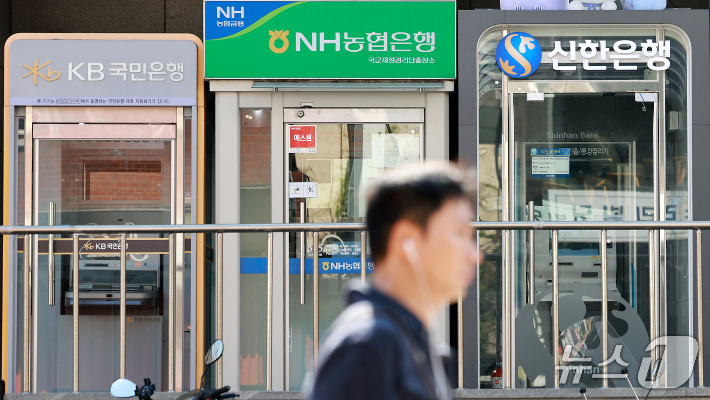 (서울=뉴스1) 이호윤 기자 = 5일 금융권에 따르면 신한은행과 KB국민은행, 하나은행 등 시중은행에 이어 BNK부산은행, 웰컴저축은행, 예가람저축은행, 현대캐피탈 등 제2금융권에 …