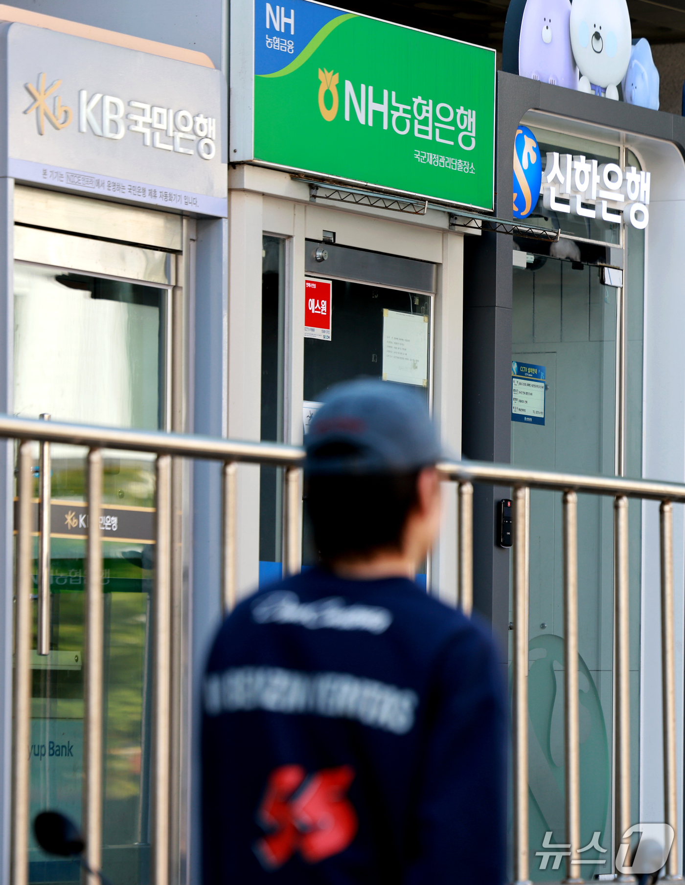 (서울=뉴스1) 이호윤 기자 = 5일 금융권에 따르면 신한은행과 KB국민은행, 하나은행 등 시중은행에 이어 BNK부산은행, 웰컴저축은행, 예가람저축은행, 현대캐피탈 등 제2금융권에 …