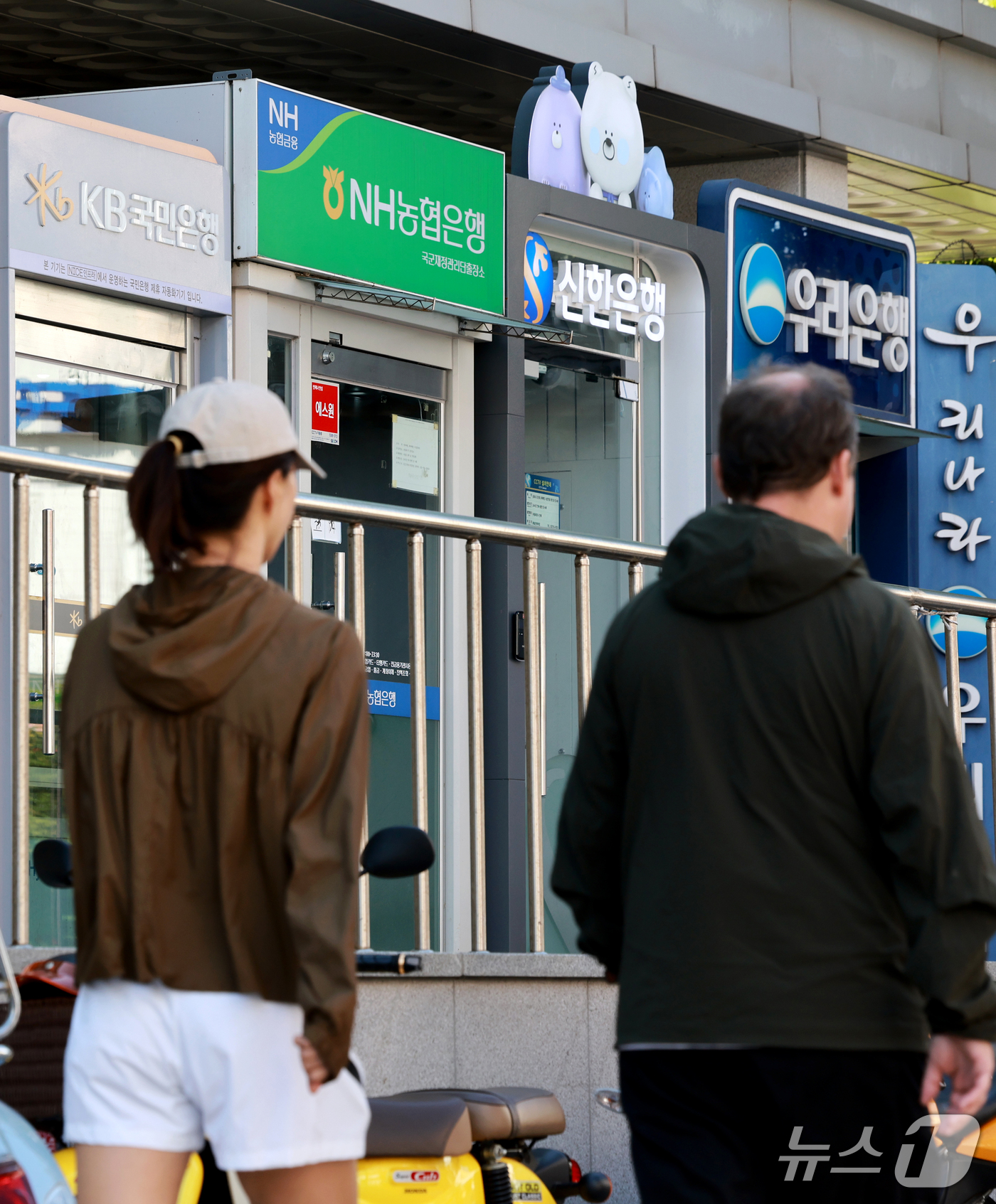 (서울=뉴스1) 이호윤 기자 = 5일 금융권에 따르면 신한은행과 KB국민은행, 하나은행 등 시중은행에 이어 BNK부산은행, 웰컴저축은행, 예가람저축은행, 현대캐피탈 등 제2금융권에 …