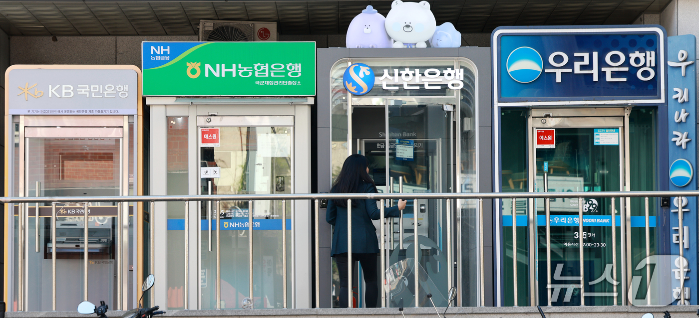 (서울=뉴스1) 이호윤 기자 = 5일 금융권에 따르면 신한은행과 KB국민은행, 하나은행 등 시중은행에 이어 BNK부산은행, 웰컴저축은행, 예가람저축은행, 현대캐피탈 등 제2금융권에 …