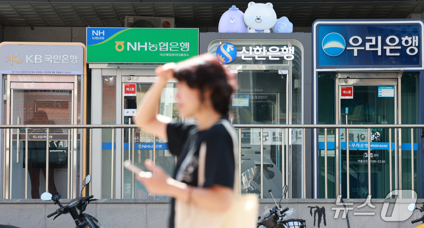 (서울=뉴스1) 이호윤 기자 = 5일 금융권에 따르면 신한은행과 KB국민은행, 하나은행 등 시중은행에 이어 BNK부산은행, 웰컴저축은행, 예가람저축은행, 현대캐피탈 등 제2금융권에 …
