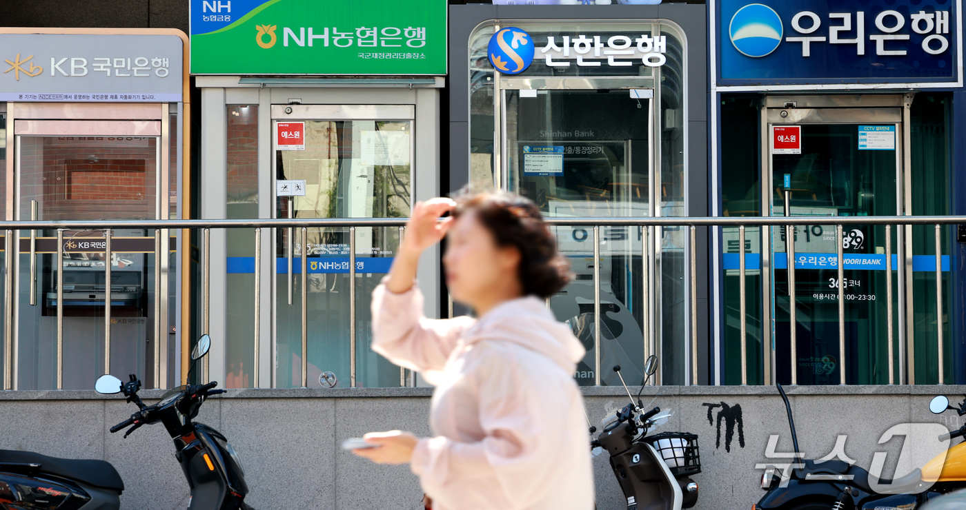 (서울=뉴스1) 이호윤 기자 = 5일 금융권에 따르면 신한은행과 KB국민은행, 하나은행 등 시중은행에 이어 BNK부산은행, 웰컴저축은행, 예가람저축은행, 현대캐피탈 등 제2금융권에 …