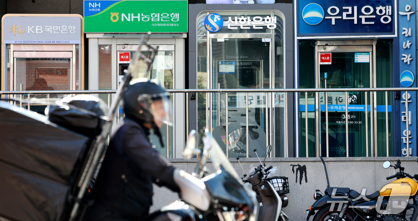 (서울=뉴스1) 이호윤 기자 = 5일 금융권에 따르면 신한은행과 KB국민은행, 하나은행 등 시중은행에 이어 BNK부산은행, 웰컴저축은행, 예가람저축은행, 현대캐피탈 등 제2금융권에 …