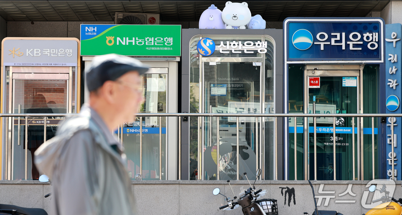 (서울=뉴스1) 이호윤 기자 = 5일 금융권에 따르면 신한은행과 KB국민은행, 하나은행 등 시중은행에 이어 BNK부산은행, 웰컴저축은행, 예가람저축은행, 현대캐피탈 등 제2금융권에 …