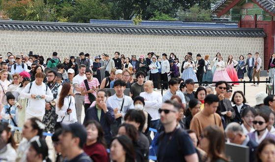외국인 관광객 증가…붐비는 경복궁