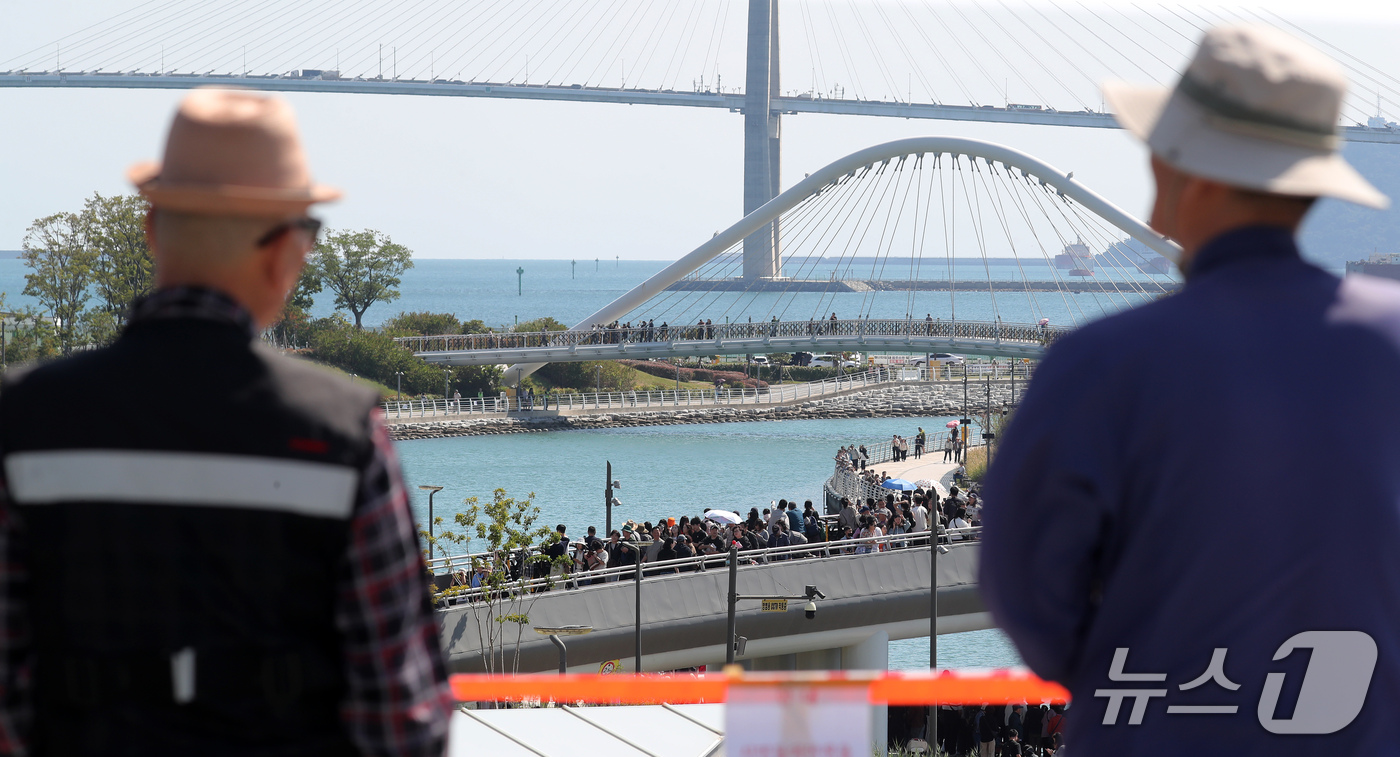 (부산=뉴스1) 윤일지 기자 = 개천절 연휴 마지막 날인 5일 부산 동구 북항 친수공원 인공수로에서 상어 '부캉이'를 보기 위해 많은 시민과 관광객 등이 줄지어 있다.  2026. …