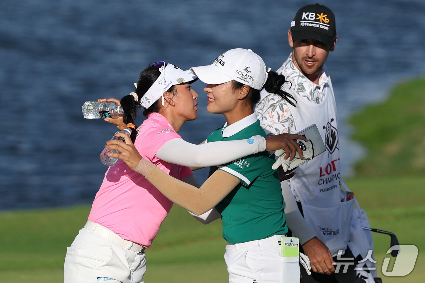 본문 이미지 - 윤이나(오른쪽)가 우승을 차지한 티띠꾼을 포옹해주고 있다. ⓒ AFP=뉴스1