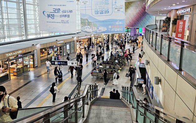 "개천절 연휴 끝, 다시 일상으로"…귀경객 몰린 동대구역 '북적'