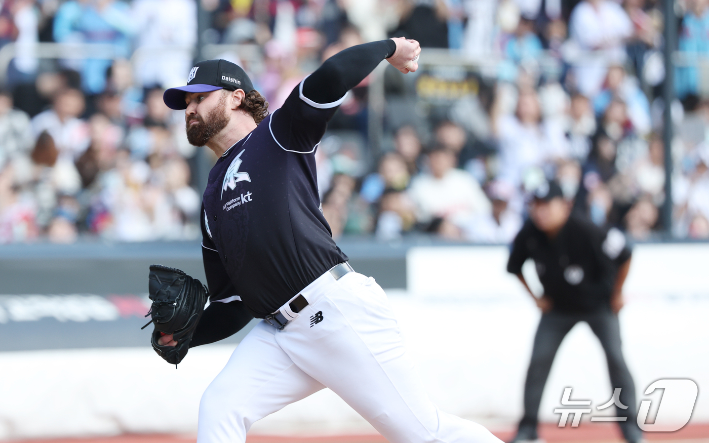 (수원=뉴스1) 김영운 기자 = 5일 오후 경기 수원시 장안구 KT위즈파크에서 열린 '2026 신한 SOL 뱅크 KBO리그' 롯데 자이언츠와 KT 위즈의 경기, 1회초 KT 선발투 …