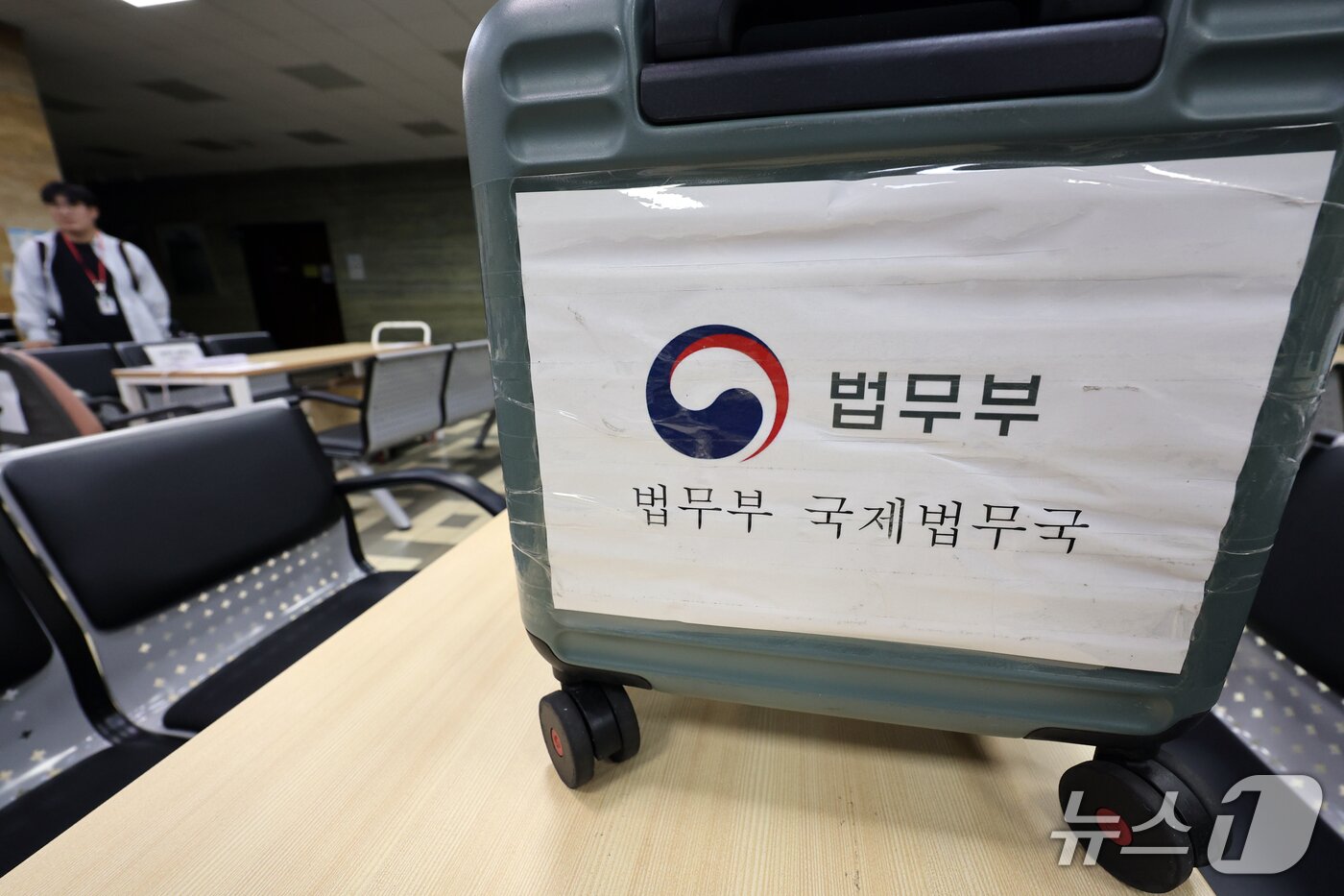 본문 이미지 - 국정감사를 하루 앞둔 5일 서울 여의도 국회 상임위원회 회의실 앞에 피감기관 직원들을 위한 자리가 마련돼 있다. 2026.10.5 ⓒ 뉴스1 황기선 기자