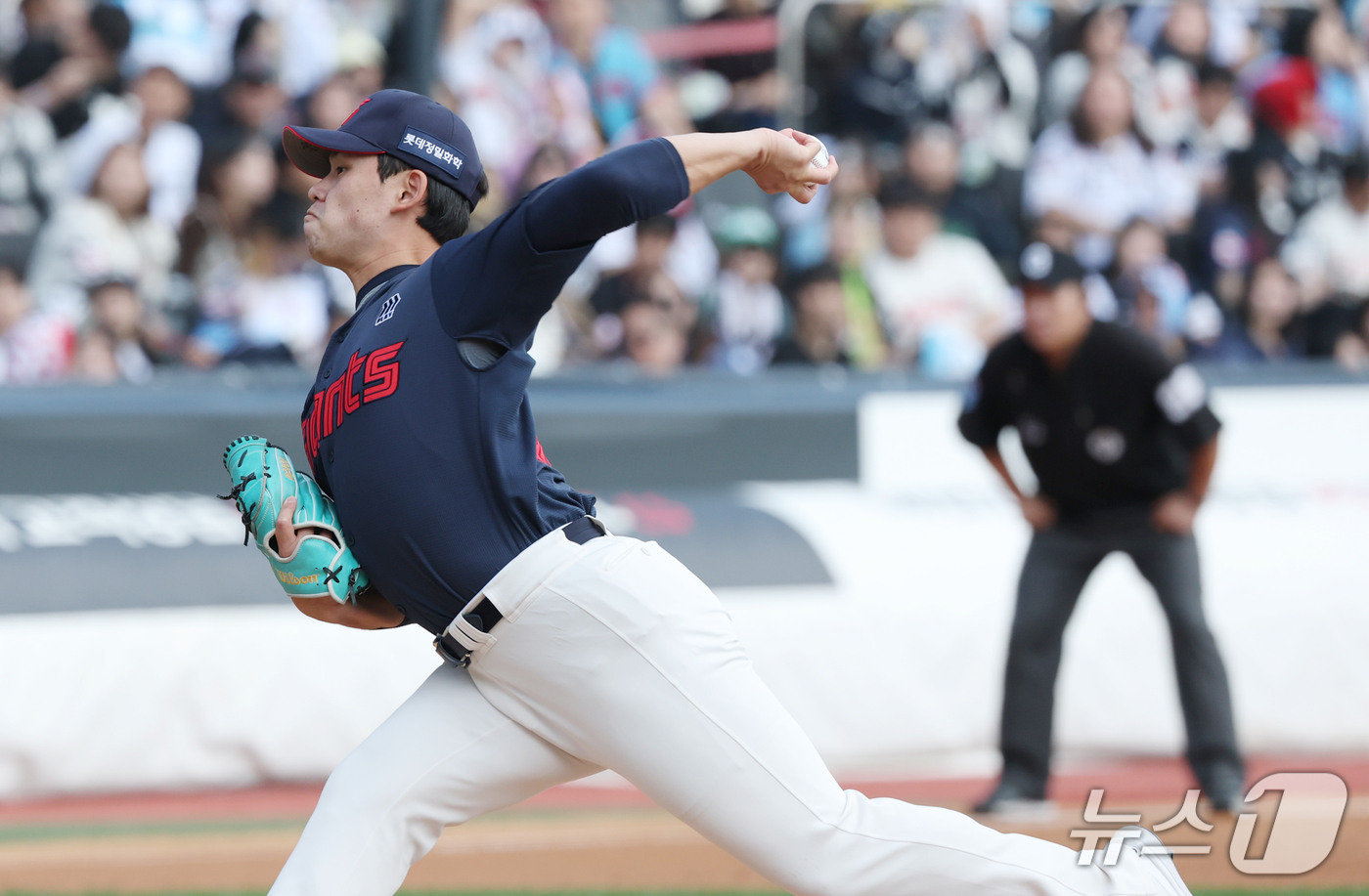 (수원=뉴스1) 김영운 기자 = 5일 오후 경기 수원시 장안구 KT위즈파크에서 열린 '2026 신한 SOL 뱅크 KBO리그' 롯데 자이언츠와 KT 위즈의 경기, 1회말 롯데 선발투 …