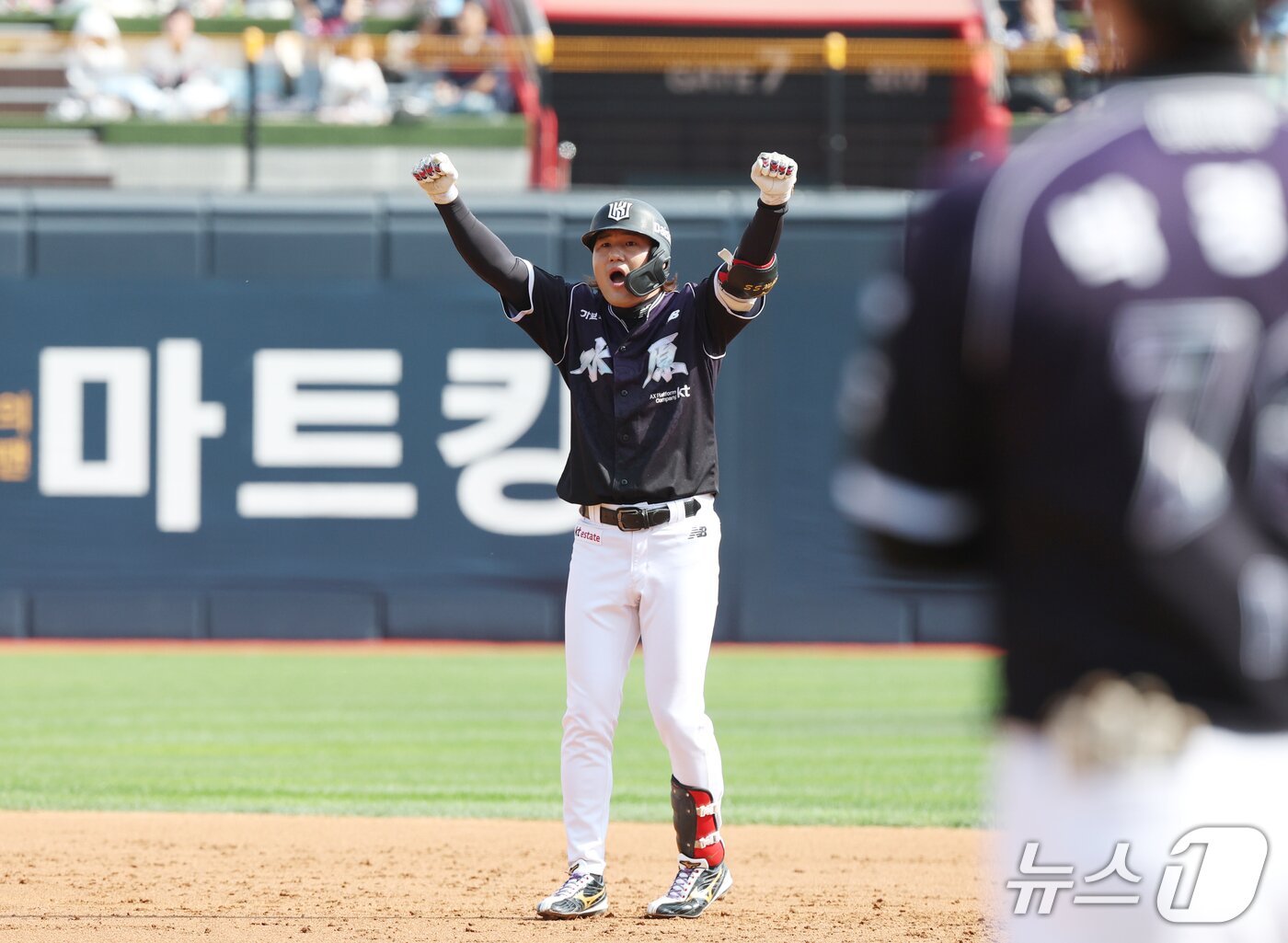 본문 이미지 - 5일 오후 경기 수원시 장안구 KT위즈파크에서 열린 '2026 신한 SOL 뱅크 KBO리그' 롯데 자이언츠와 KT 위즈의 경기, 1회말 2사 주자 만루 상황 KT 김상수가 안타를 치고 기뻐하고 있다. 2026.10.5 ⓒ 뉴스1 김영운 기자