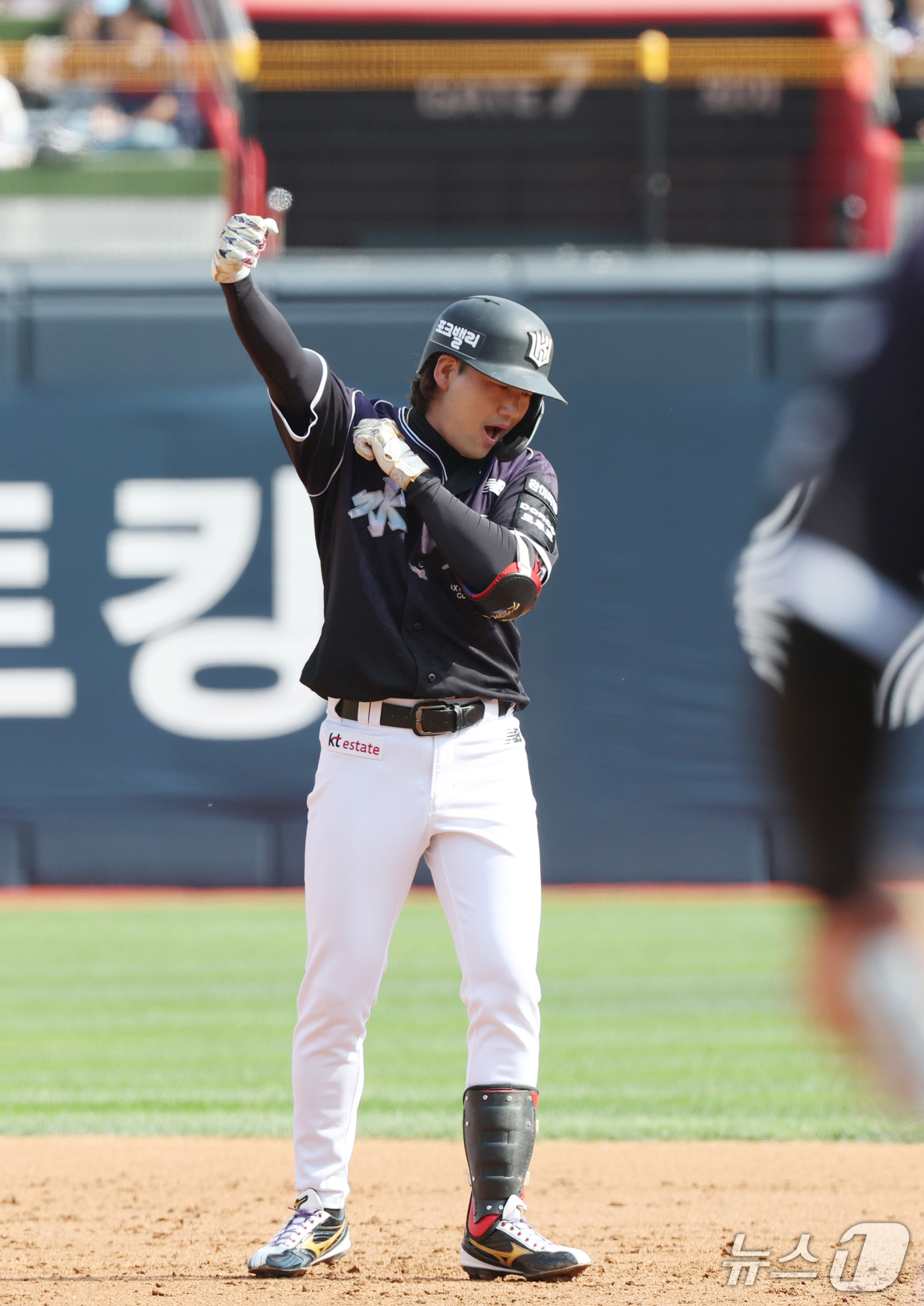 (수원=뉴스1) 김영운 기자 = 5일 오후 경기 수원시 장안구 KT위즈파크에서 열린 '2026 신한 SOL 뱅크 KBO리그' 롯데 자이언츠와 KT 위즈의 경기, 1회말 2사 주자 …